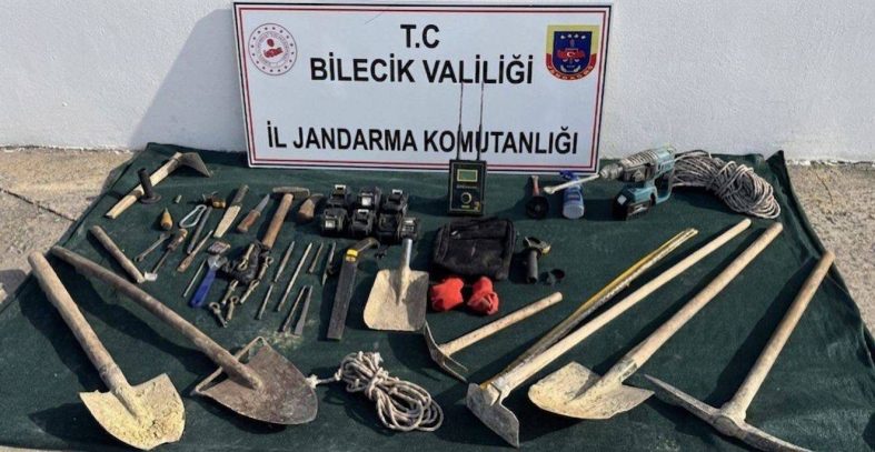 BİLECİK'TE KAÇAK KAZI YAPAN 5 KİŞİ SUÇÜSTÜ YAKALANDI