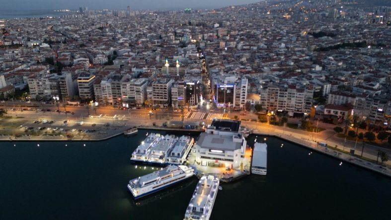 KARŞIYAKA YALI BULVARI'NA YÜKSELTİLMİŞ VE DESENLİ YAYA PLATFORMU