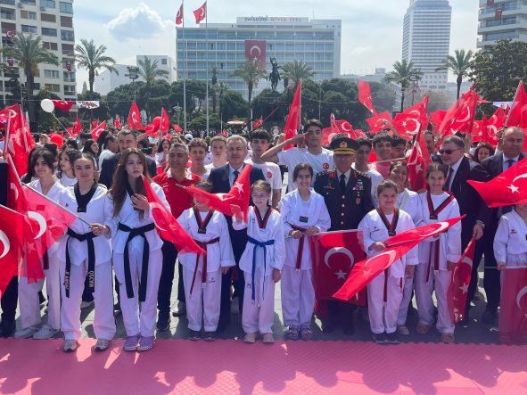 İZMİR'DE 19 MAYIS COŞKUYLA KUTLANDI