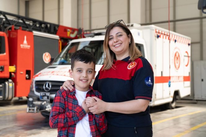 YANGINLARDA VATANDAŞA, EVİNDE İSE OĞLUNA UMUT OLUYOR