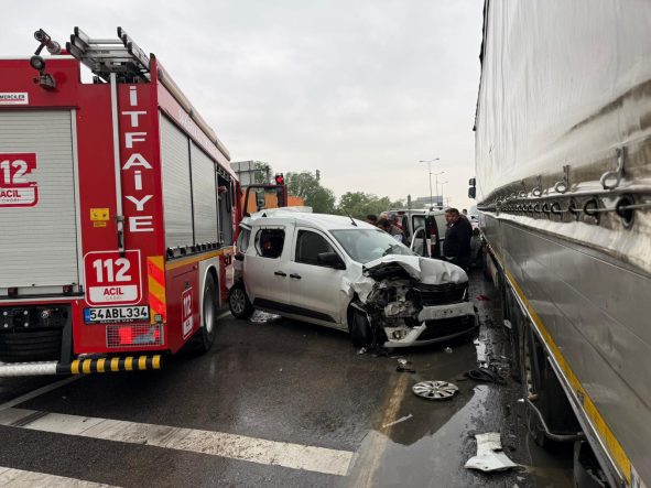 YANGIN İHBARINA GİDEN İTFAİYE ARACI ZİNCİRLEME KAZAYA KARIŞTI: 4 YARALI
