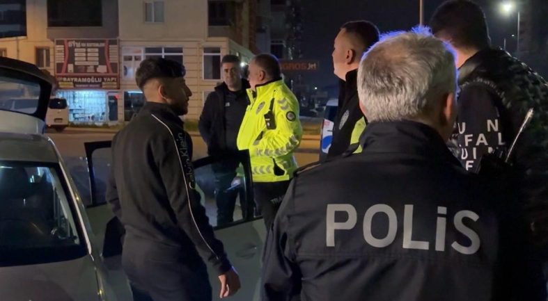 KAYSERİ'DE TRAFİK DENETİMİ: 40 BİN TL CEZAYI MUTLULUKLA KARŞILADI ALKOLLÜ SÜRÜCÜYE 40 BİN TL İDARİ PARA CEZASI UYGULANDI