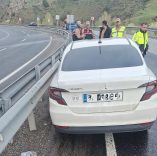 KONTROLDEN ÇIKAN OTOMOBİL BARİYERE ÇARPTI
