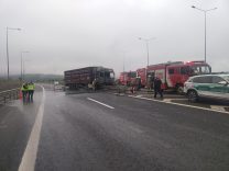 ÇEKMEKÖY'DE BARİYERE ÇARPAN TIR ALEV ALEV YANDI