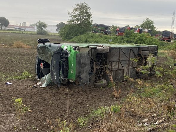 ÇANAKKALE'DE OTOBÜS DEVRİLDİ: ÇOK SAYIDA YARALI VAR