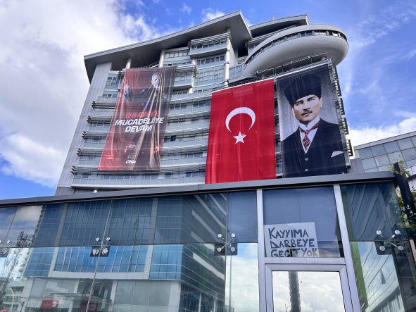 CHP, GENEL MERKEZİ ÖNÜNDE ÇIKAN TARTIŞMADA SU ŞİŞELERİ HAVADA UÇUŞTU