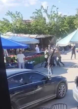 İZMİR'DE PAZARCILAR ARASINDA SİLAHLI KAVGA KAMERADA