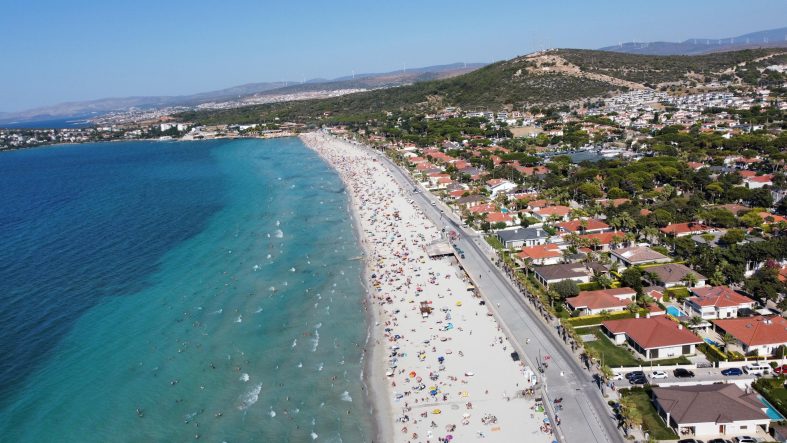 ÇEŞME VE ALAÇATI'DA BAYRAM BEREKETİ: 9 GÜNLÜK TATİL TURİZMCİLERE UMUT OLDU