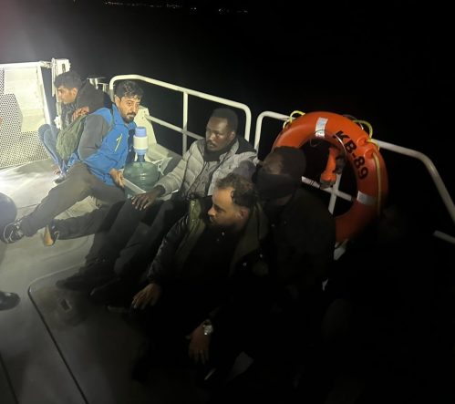 İZMİR'DE 66 DÜZENSİZ GÖÇMEN YAKALANDI