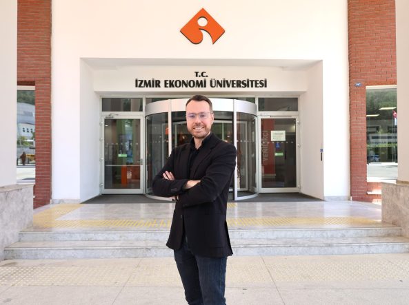 İZMİR EKONOMİ'Lİ AKADEMİSYENE PRESTİJLİ ÖDÜL
