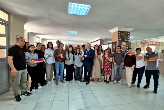 ÇEŞME ATATÜRK ANADOLU LİSESİ'NDEN "RENKLERİN FISILTISI" RESİM SERGİSİ