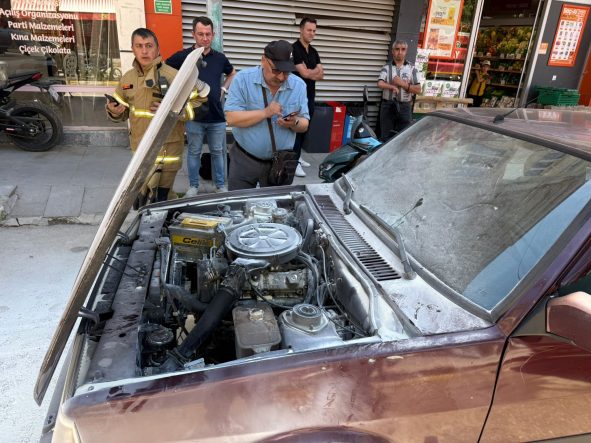 TOFAŞ ARACIN MOTOR KISMINDA ÇIKAN YANGIN BÜYÜMEDEN SÖNDÜRÜLDÜ
