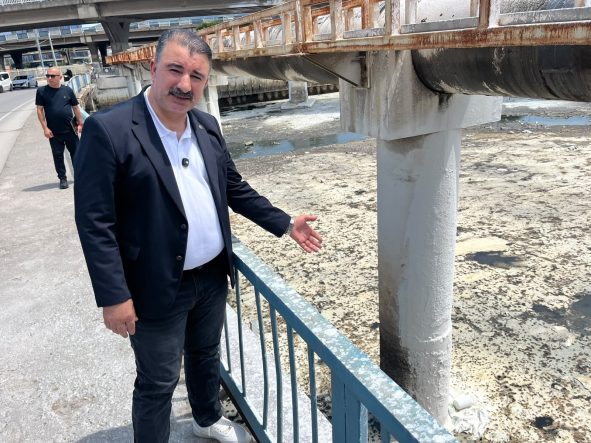 İZMİR'DE KOKU İSYANI, BAŞDAŞ: "5 DAKİKADIR MASKESİZ DURAMIYORUZ" MELES İÇİN ESKİŞEHİR ÖRNEĞİ: "ORADA GONDOLLA GEZİYORLAR, BURADA MASKEYLE"