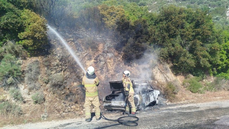 İZMİR'DE OTOMOBİL YANGINI KORKUTTU