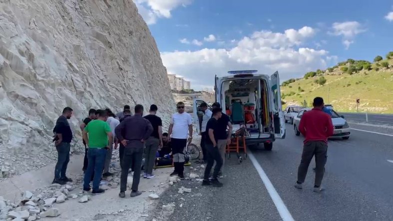 DEVRİLEN MOTOSİKLETİN SÜRÜCÜSÜ YARALANDI