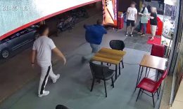 ALKOLİK ADAM ESNAFIN KORKUSU OLDU: BİR KADINA BIÇAKLA SALDIRDI, AYAĞI KAYIP YERE DÜŞTÜ ESENYURT'TA ALKOLİK ADAM ESNAFA KAN KUSTURDU