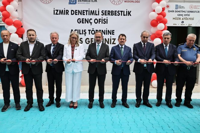 AK PARTİ MİLLETVEKİLİ KASAPOĞLU: "ŞİDDETLE EN BÜYÜK MÜCADELE ARAÇLARINDAN BİRİ SPOR" İZMİR'DE DENETİMLİ SERBESTLİK GENÇ OFİS'İ KAPILARINI AÇTI