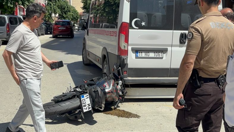 OTOMOBİLLE ÇARPIŞAN MOTOSİKLETLİ AZ KALSIN MİNİBÜSÜN ALTINDA KALIYORDU