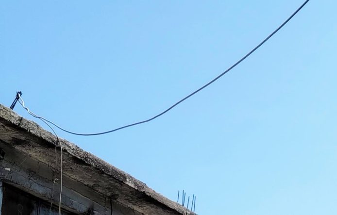 ŞANLIURFA'DA PES DEDİRTEN OLAY: KAÇAK ELEKTRİKLE ARAÇ ŞARJ İSTASYONU