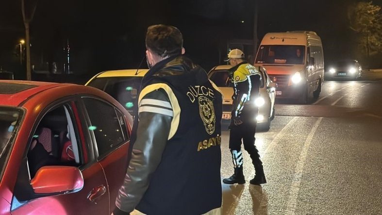 DÜZCE'DE BİR HAFTADA 17 BİNDEN FAZLA ARAÇ DENETLENDİ