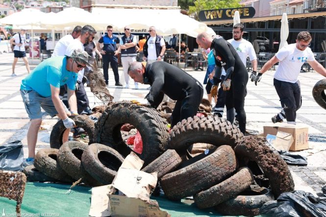 YENİ FOÇA'DA DENİZDEN ÇIKANLAR ŞAŞIRTTI
