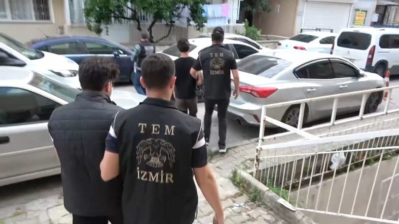 İZMİR MERKEZLİ 12 İLDE FETÖ OPERASYONU: 80 ŞÜPHELİ YAKALANDI