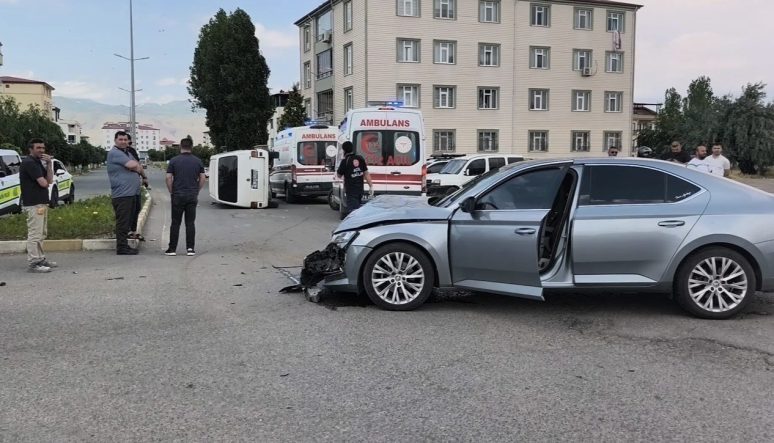 IĞDIR'DA ARAÇLAR ÇARPIŞTI: 4 YARALI