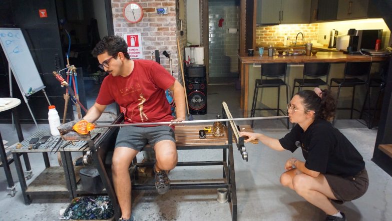 ROMA YÖNTEMİYLE BİN 190 DERECELİK CAM SANATI EGE'NİN TEK SICAK CAM SANATÇILARI: "ROMA'DAN BİR USTA GELSE YABANCILIK ÇEKMEZ"