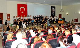 ÇEŞME HALK EĞİTİM MERKEZİ'NDEN YIL SONU KONSERİNDE MÜZİK VE SANAT ŞÖLENİ