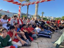 İZMİR'DE MİLLİ HEYECAN MEYDANLARA TAŞTI: DEV EKRANDA DÜNYA KUPASI COŞKUSU