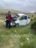 SİVAS'TA TAKLA ATAN OTOMOBİLDE 5 KİŞİ YARALANDI