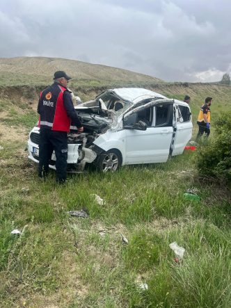 SİVAS'TA TAKLA ATAN OTOMOBİLDE 5 KİŞİ YARALANDI