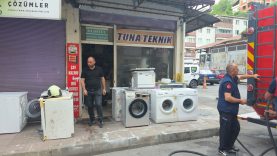 TAMİRCİNİN DEPOSUNDA ÇIKAN YANGIN KORKUTTU