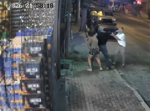 'ŞİKAYET' YALANI PAHALIYA PATLADI: İZMİR'DE MAHALLE ORTASINDA SİLAHLI GERİLİM