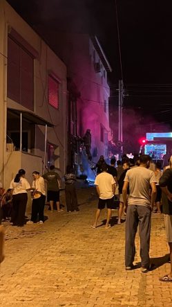 İZMİR'DE BİR OTELDE ÇIKAN YANGINDA PATLAMA SESİ PANİĞE NEDEN OLDU