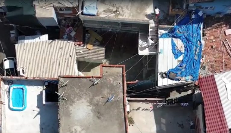 NEFES KESEN UYUŞTURUCU OPERASYONU DRONLA GÖRÜNTÜLENDİ KONAK POLİSİ GÖKYÜZÜNDEN TAKİP ETTİ, KARADAN BASTI: UYUŞTURUCU TACİRLERİ KISKIVRAK YAKALANDI KAÇMAK İÇİN ÇATIYA ÇIKTILAR, DRONDAN KAÇAMADILAR