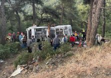 İZMİR'DE İŞÇİ SERVİSİ ŞARAMPOLE DEVRİLDİ: 22 YARALI