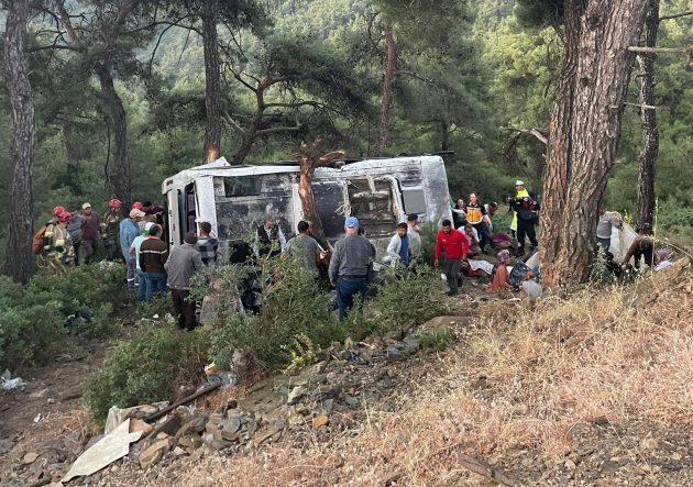 İZMİR'DE İŞÇİ SERVİSİ ŞARAMPOLE DEVRİLDİ: 22 YARALI
