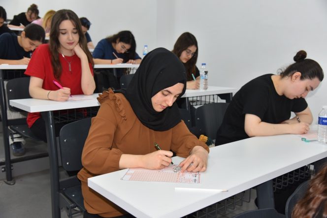 MENEMEN'DE YKS ÖNCESİ PROVA ÜNİVERSİTE AMFİSİNDE