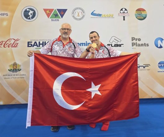 İZMİRLİ SPORCUDAN TARİHİ BAŞARI