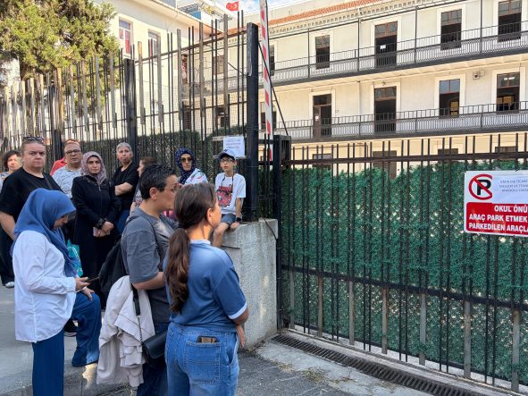 İZMİR'DE YKS HEYECANI: DIŞ KAPI DEMİRLERİNDEN ATLAYIP SINAVA GİRMEYE ÇALIŞTILAR