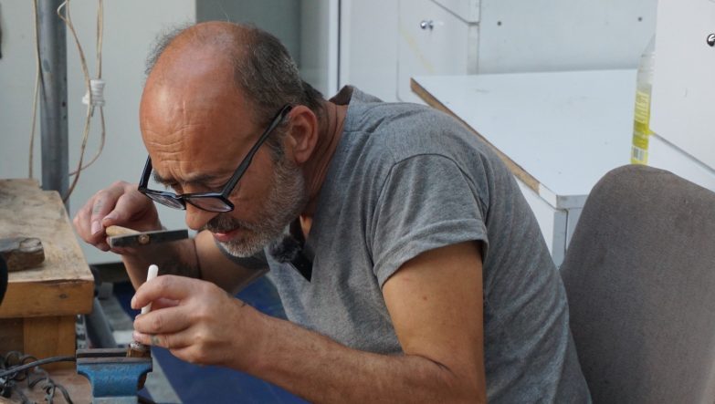 KAYBOLAN MİRASIN SON MUHAFIZLARINDAN: KELKARİ VE SEDEF KAKMA USTASI ZAMANA DİRENİYOR