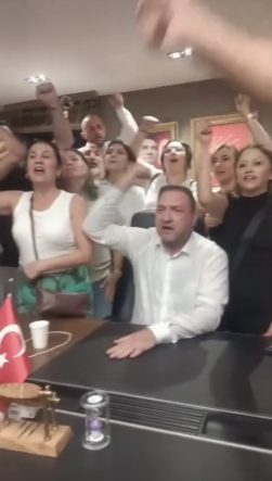 CHP İZMİR'DE OLAYLI GECE: GÜMRÜKÇÜ İL BİNASINA GİRDİ, TARAFLAR ARASINDA ARBEDE ÇIKTI