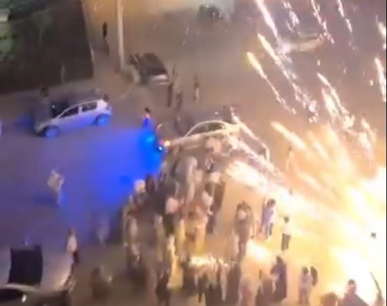 İZMİR'DE NİŞAN KUTLAMASINDA BÜYÜK PANİK: HAVAİ FİŞEK KALABALIĞIN ÜZERİNE PATLADI