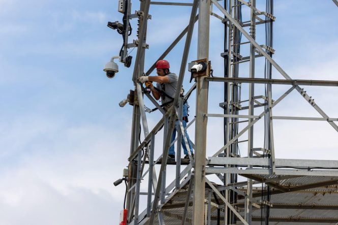 İZMİR'İN KRİTİK HABERLEŞME ALTYAPISINA GÜNEŞ ENERJİLİ GÜVENCE