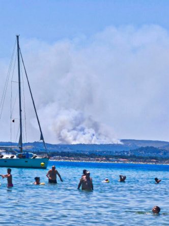 ÇEŞME'DE ÇÖPLÜKTE ÇIKAN YANGIN MAKİLİK ALANA SIÇRADI