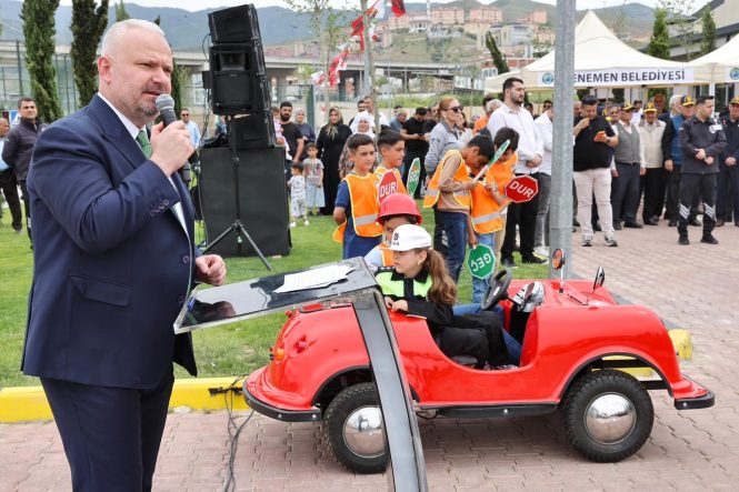 ASARLIK TRAFİK EĞİTİM PARKURU'NDA HER GÜN 50 ÇOCUK KURALLARI ÖĞRENİYOR