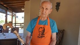 EMEKLİ EĞİTİMCİ, UNUTULMAYA YÜZ TUTAN BASTONCULUK ZANAATINI YAŞATIYOR TARİHİ ELLERİNDE TUTUYOR