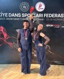 BİR YANINDA KOYUN SÜRÜSÜ, DİĞER YANINDA DANS PİSTİ HEM KOYUN YETİŞTİRİYOR HEM DE DANSIYLA AVRUPA'YI FETHEDİYOR DANS AŞKI İLE HAYVANCILIK TUTKUSUNU BULUŞTURDU