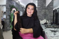 GÖZÜ GİBİ KORUDUĞU SAÇLARINI KANSER HASTASI ÇOCUKLAR İÇİN KESTİ